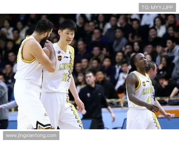 武汉篮球队在世界锦标赛中以76分稳居积分榜首位展现强劲实力