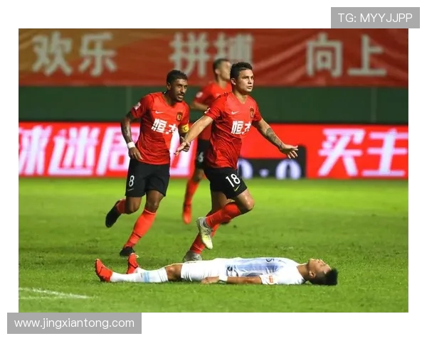 恒大与上港激战正酣精彩瞬间回顾与赛场氛围分享